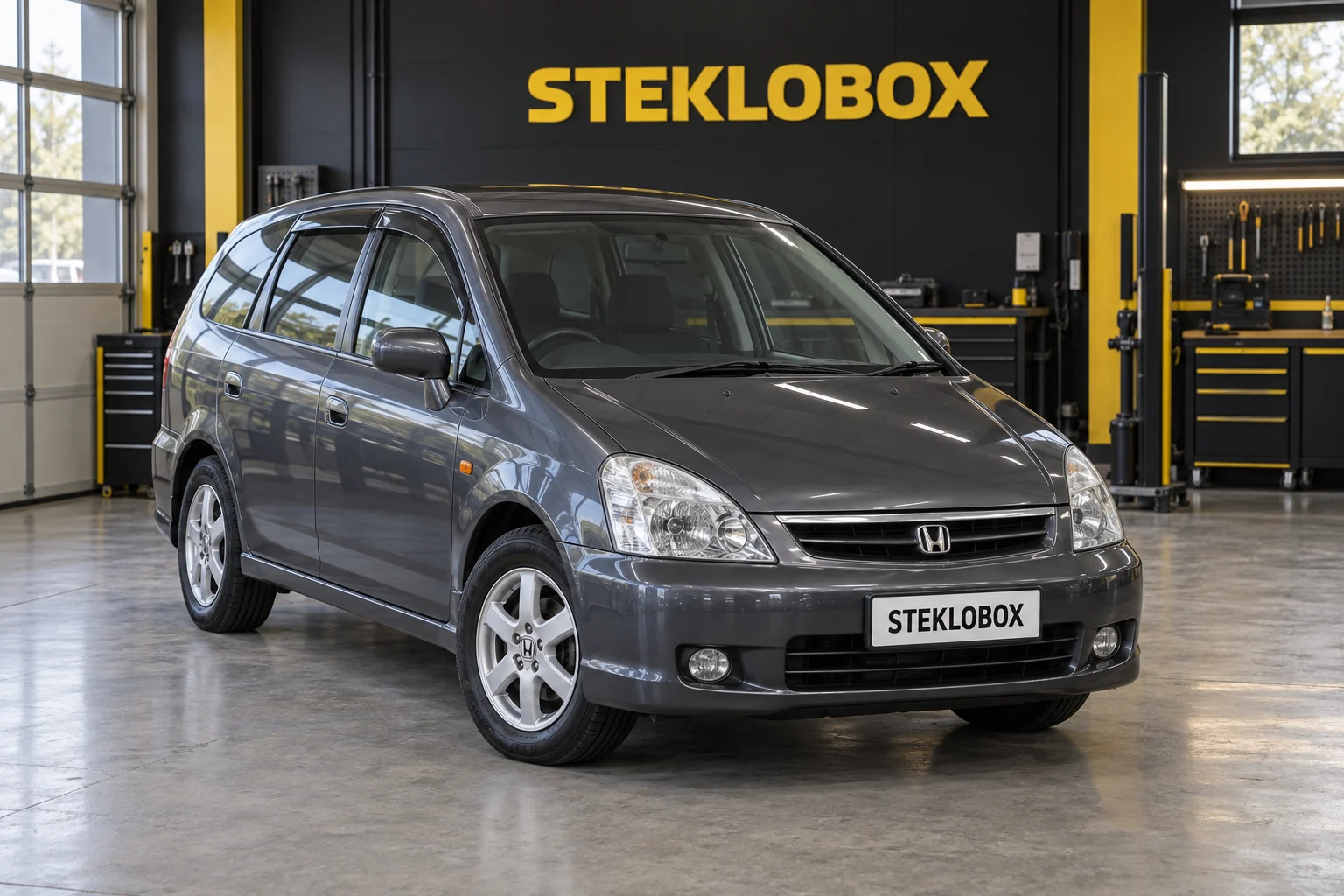 Honda Stream I в установочном центре STEKLOBOX