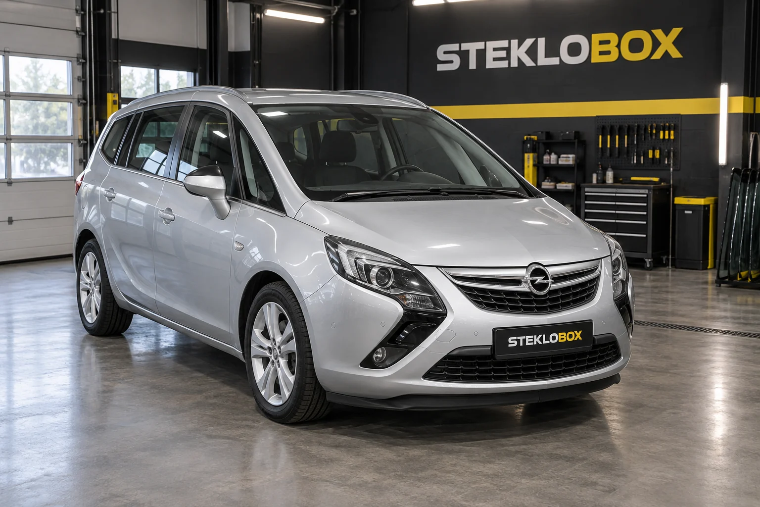 Opel Zafira C в установочном центре STEKLOBOX